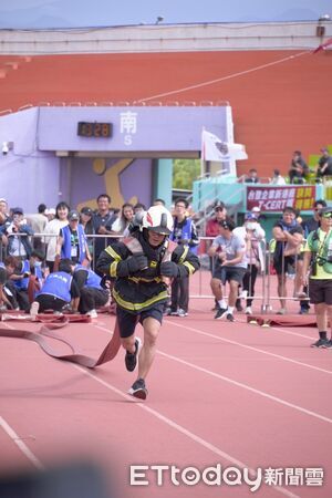 ▲▼花蓮縣義消第三大隊以堅強實力在火災搶救項目勇奪佳績，在團體賽與個人項目中皆有亮眼表現。（圖／花蓮消防局提供，下同）