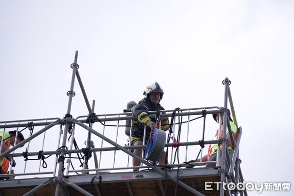 ▲▼花蓮縣義消第三大隊以堅強實力在火災搶救項目勇奪佳績，在團體賽與個人項目中皆有亮眼表現。（圖／花蓮消防局提供，下同）