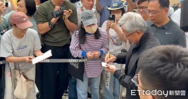 ▲輝達（NVIDIA）執行長黃仁勳7日下午搭乘私人飛機直飛台南機場，他一現身就親切揮手、合影、簽名，完全沒有大老闆距離感。（圖／記者林東良翻攝，下同）