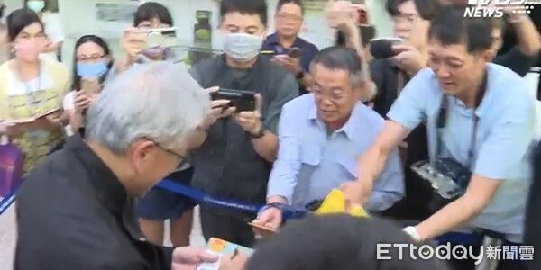 ▲輝達（NVIDIA）執行長黃仁勳7日下午搭乘私人飛機直飛台南機場，他一現身就親切揮手、合影、簽名，完全沒有大老闆距離感。（圖／記者林東良翻攝，下同）