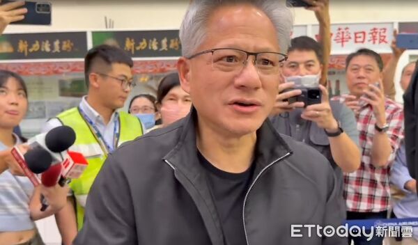 ▲輝達（NVIDIA）執行長黃仁勳7日下午搭乘私人飛機直飛台南機場，他一現身就親切揮手、合影、簽名，完全沒有大老闆距離感。（圖／記者林東良翻攝，下同）