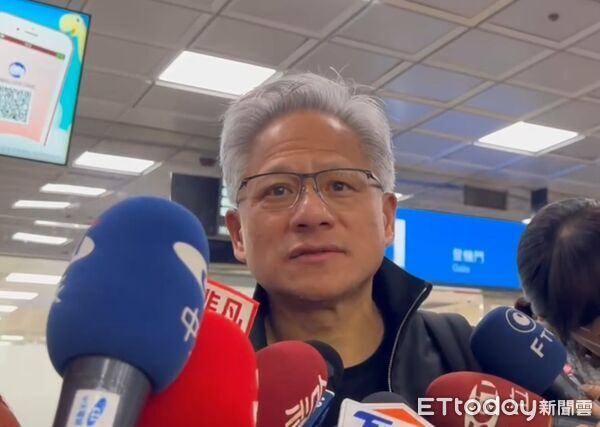 ▲輝達（NVIDIA）執行長黃仁勳7日下午搭乘私人飛機直飛台南機場，他一現身就親切揮手、合影、簽名，完全沒有大老闆距離感。（圖／記者林東良翻攝，下同）