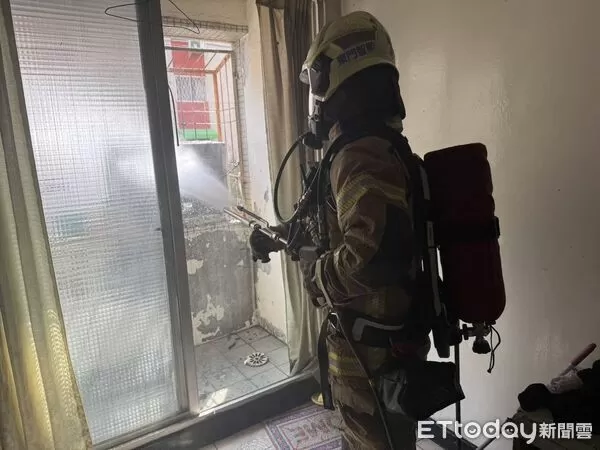 ▲台南東區一處住宅冷氣室外機起火，消防隊迅速到場滅火。（記者林東良翻攝，下同）