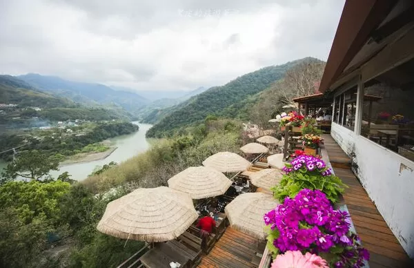 ▲▼被山巒圍繞的河谷景觀咖啡廳「森鄰水岸景觀咖啡館」，享受著南洋氣息的旅行。（圖／部落客黑皮提供）