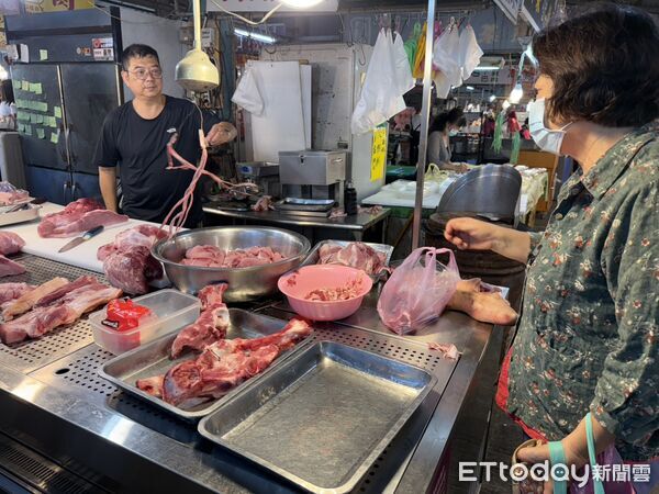 ▲彰化縣黃昏市場溫體豬肉搶翻了 。（圖／記者唐詠絮攝）