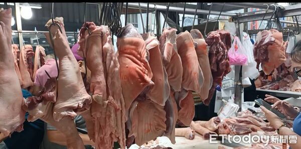 ▲彰化縣黃昏市場溫體豬肉搶翻了 。（圖／記者唐詠絮攝）