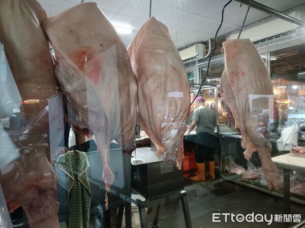 ▲彰化縣黃昏市場溫體豬肉搶翻了 。（圖／記者唐詠絮攝）