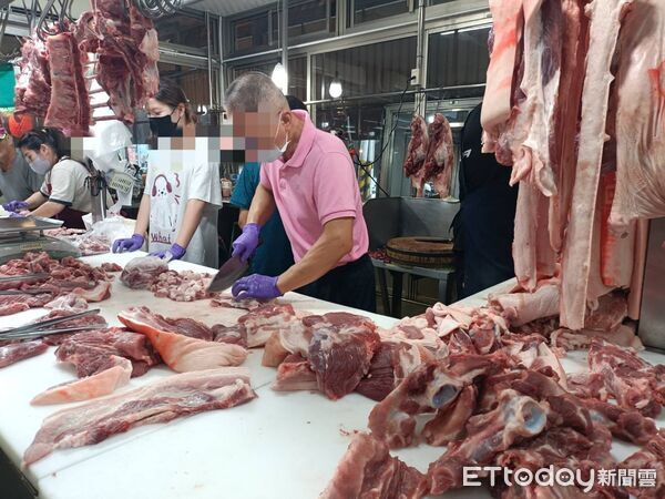 ▲彰化縣黃昏市場溫體豬肉搶翻了 。（圖／記者唐詠絮攝）