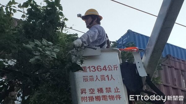 ▲▼ 鳳凰颱風恐襲台！台電高雄「警戒升級」　變電所擋水、抽水機待命。（圖／記者賴文萱翻攝）