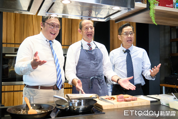 ▲谷力哲處長穿上圍裙化身「外交大廚」，親自為賓客分切烤肉，展現幽默與親和力。（圖／記者游瓊華翻攝）