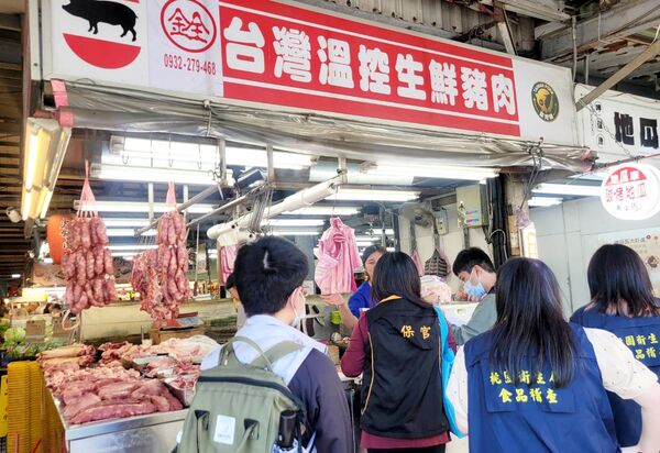 ▲非洲豬溫解禁恢復屠宰拍賣首日，桃園市府農業局、消保官與經發局等單位針對桃園黃昏市場展開聯合稽查，了解豬肉價格供需。（圖／市府農業局提供）