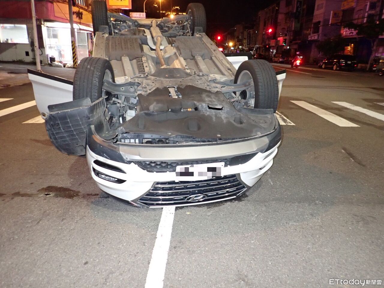 休旅車恍神「向左偏移」撞分隔島四輪朝天 熟女駕駛爬出獲救