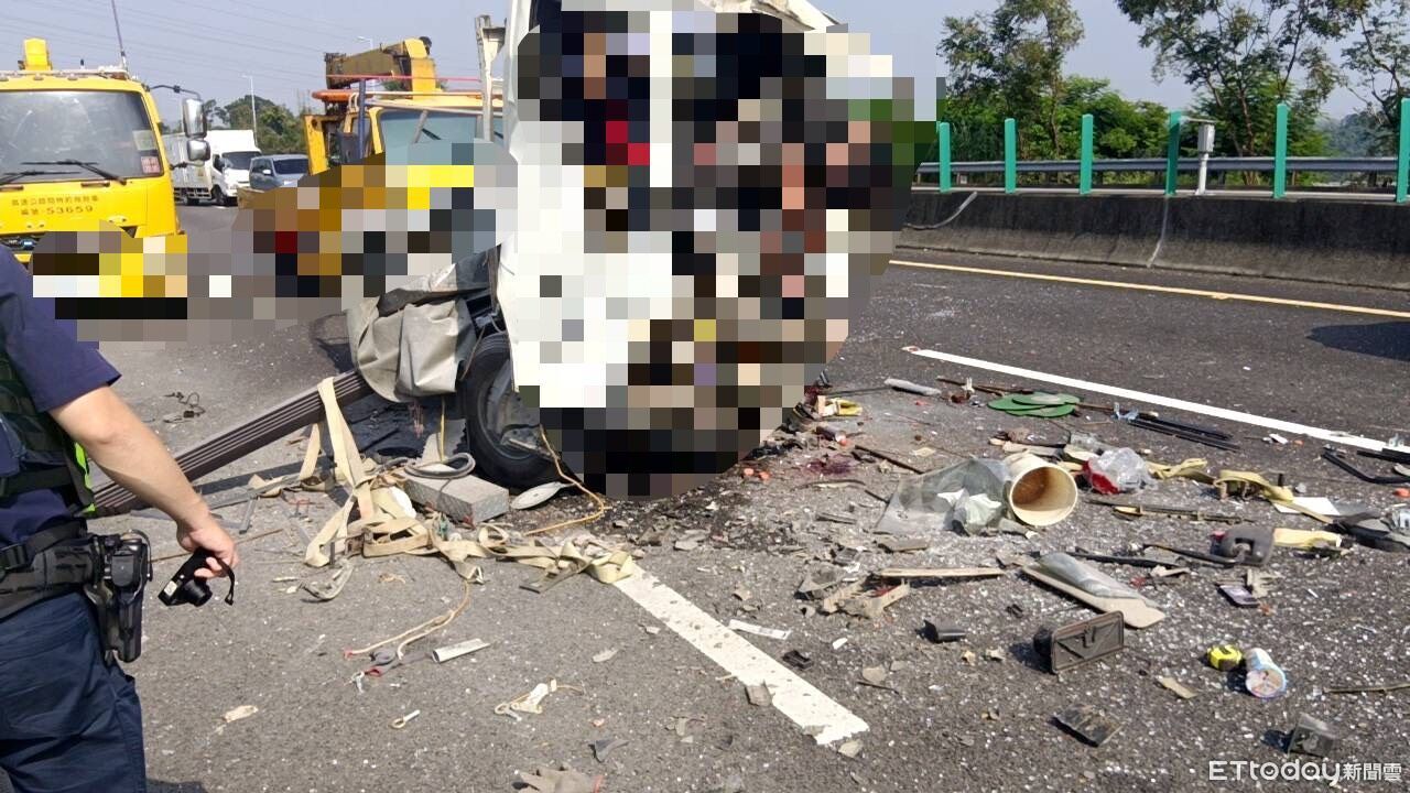 快訊/國3驚悚2死車禍!小貨車追撞大貨車 車頭爛毀畫面曝