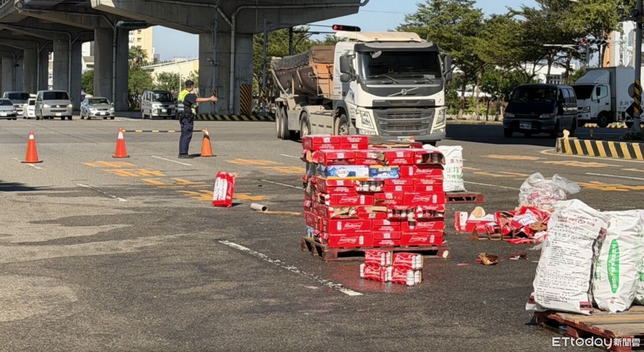 台中驚見「啤酒路」！貨車艙門沒關緊…大量罐裝啤酒甩落地面