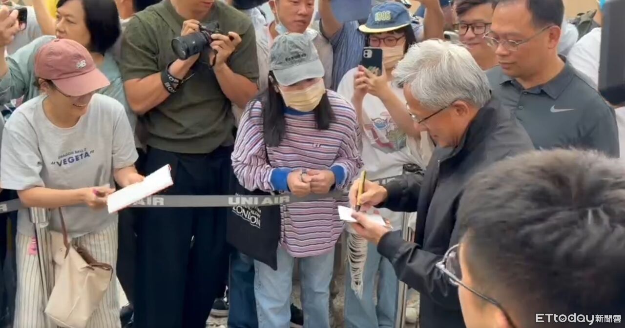 粉絲卡位守候獲簽名合影！黃仁勳飛抵台南　親曝想念家裡寵物