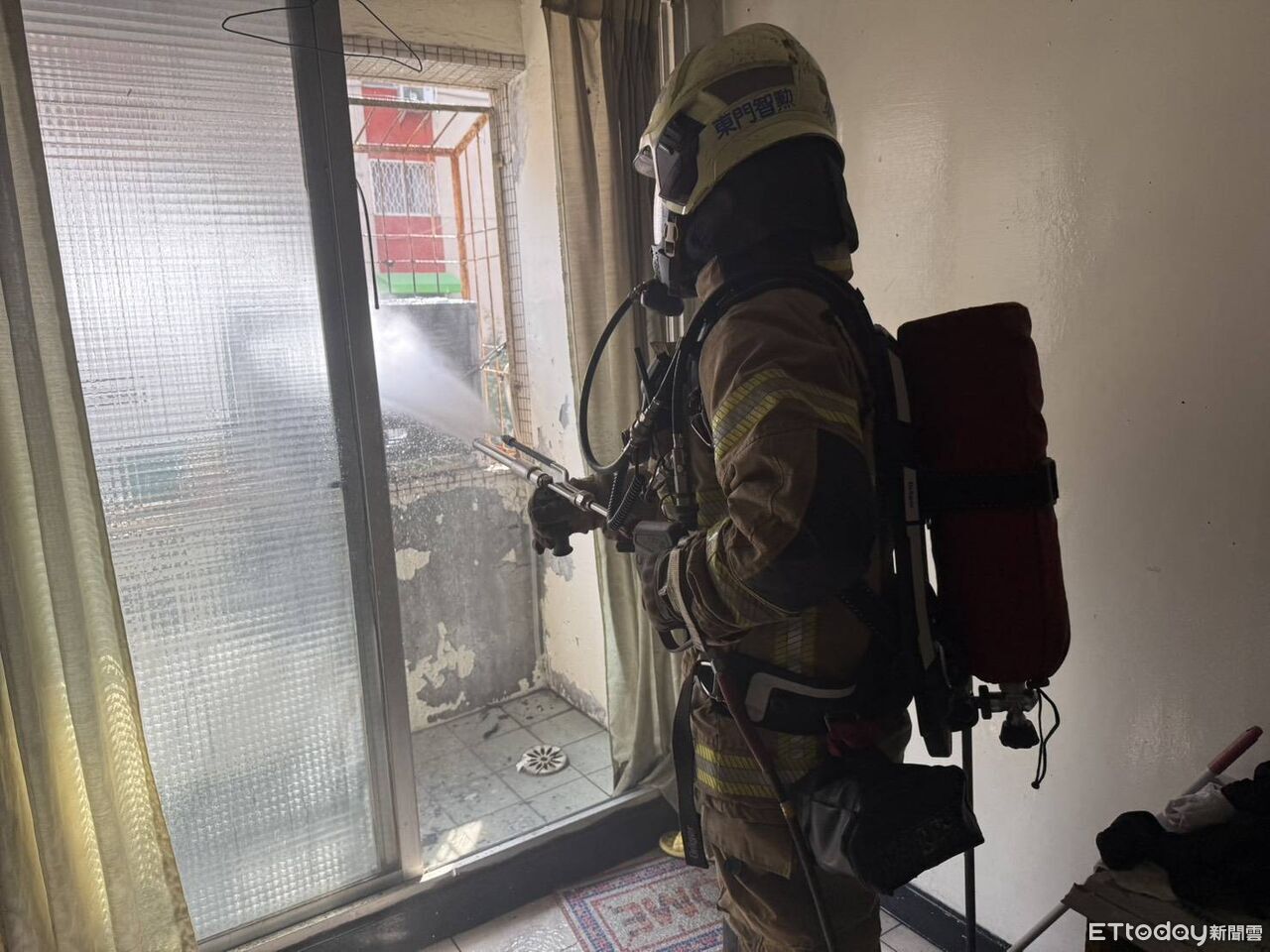 台南東區住宅冷氣室外機起火！　細水霧消防車3分鐘撲滅效能亮眼