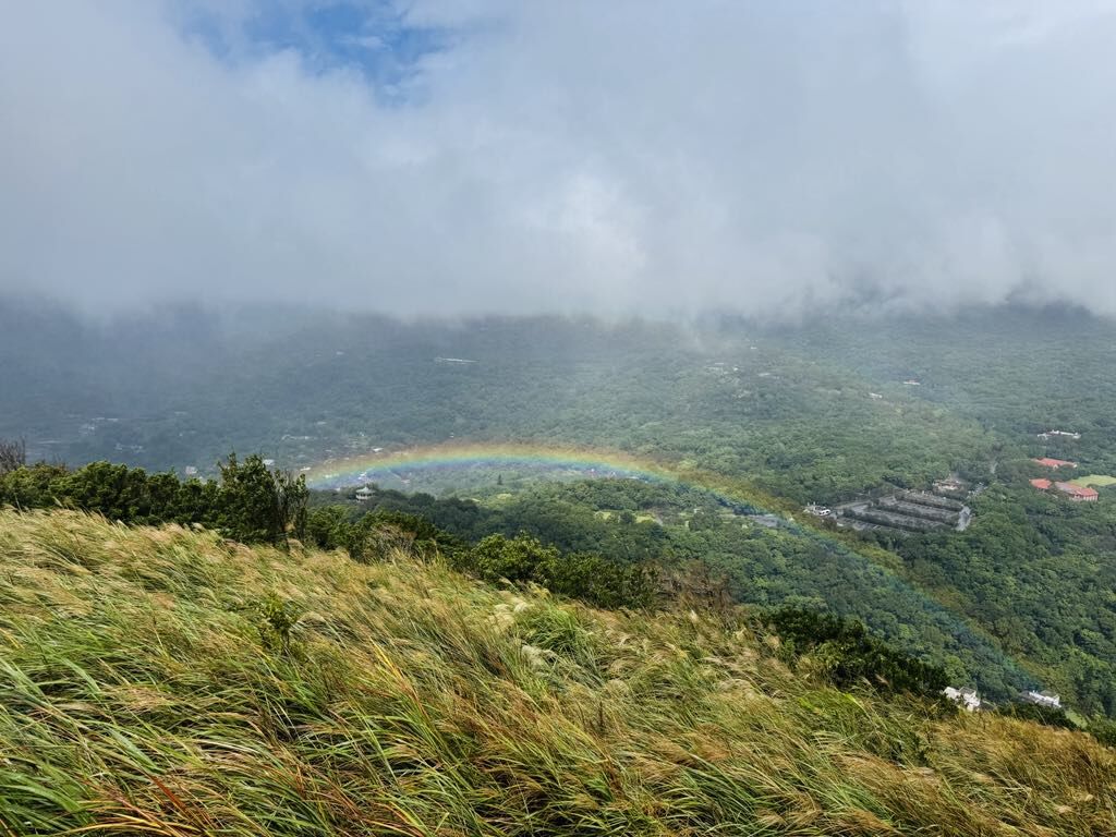 ▲▼文大教授周昆炫表示，陽明山在11月最容易看到彩虹，觀賞彩虹地點，則以紗帽山觀景台最佳。（圖／周昆炫提供）