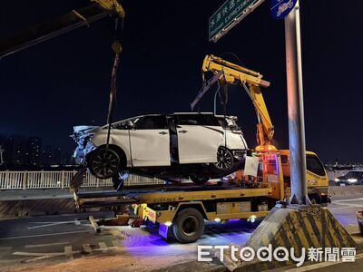 快訊/百萬保母車「華中橋」凌晨翻覆! 車頭全毀6傷