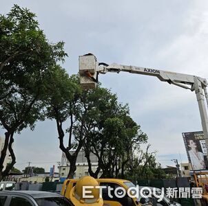 鳳凰颱風逼近！台電台南區處超前部署　變電所架防水閘門沙包到位