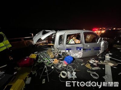 國3龍井段3車連環撞！2駕駛緊急送醫　零件噴滿地超慘畫面曝