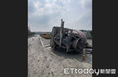 快訊／國3竹崎路段混凝土車翻覆！水泥流滿地　現場畫面曝光