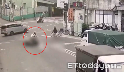汐止貨車甩出一地豆腐渣！騎士慘摔畫面曝　偷懶駕駛害3傷慘了