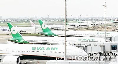 搭機躲廁所狂吸電子菸！27歲白目女下機被逮　這下慘了