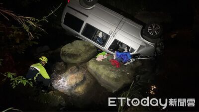 廂型車走山路！撞破磚橋墜3米溪谷4輪朝天　1家4口驚險獲救