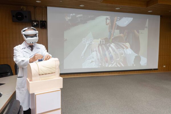 ▲▼ 元宇宙手術模擬示範。（圖／台大醫院提供）