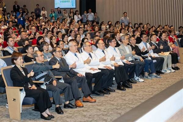 ▲長庚醫院迎50週年，音樂人羅大佑創作全新院歌