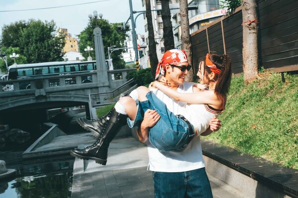 ▲《旅明星》苗可麗質問周予天尺寸，被公主抱羞喊給過！。（圖／東森綜合台）