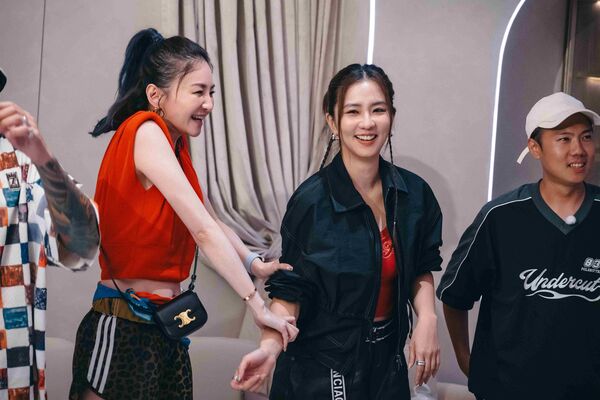 ▲《旅明星》苗可麗質問周予天尺寸，被公主抱羞喊給過！。（圖／東森綜合台）