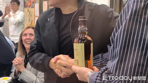 ▲▼黃仁勳吃劉家莊。（圖／記者林東良翻攝）