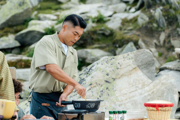 ▲嗨翻阿爾卑斯山《營業中》高海拔挑戰料理。賴雅妍(左起)、姚元浩、白安、吳映潔、郭泓志、莎莎、李玖哲。（圖／好看娛樂）