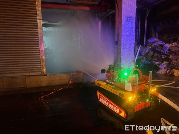 ▲▼蘇澳冷凍食品工廠氨氣外洩，消防機器人出動稀釋濃度成功解除警報。（圖／記者游芳男翻攝，下同）