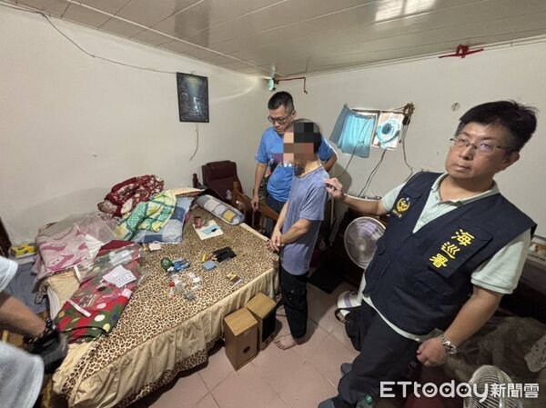 ▲海巡與警方聯手查緝行動，現場查扣多包毒品與吸食器具。（圖／記者游瓊華翻攝）