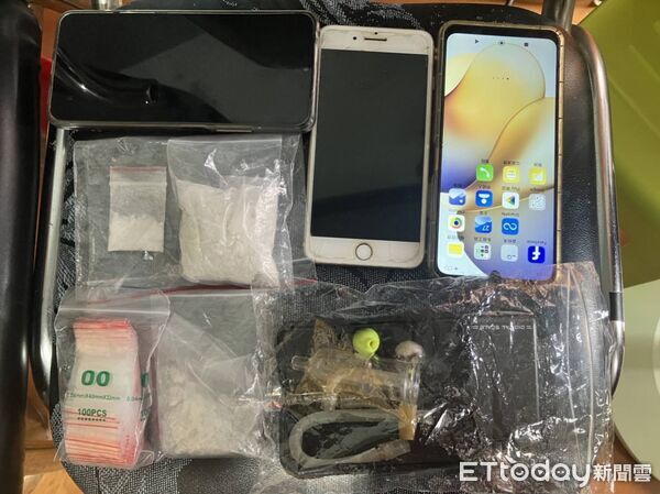 ▲海巡與警方聯手查緝行動，現場查扣多包毒品與吸食器具。（圖／記者游瓊華翻攝）