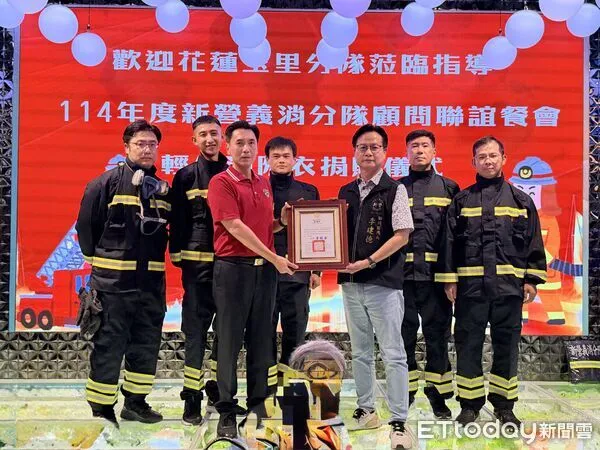 ▲新營義消與民間善心人士捐贈防焰工作服，由顧問團長李建德代表移交。（記者林東良翻攝）