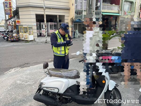 ▲東港警方嚴查未戴安全帽與闖紅燈違規。（圖／記者陳崑福翻攝）