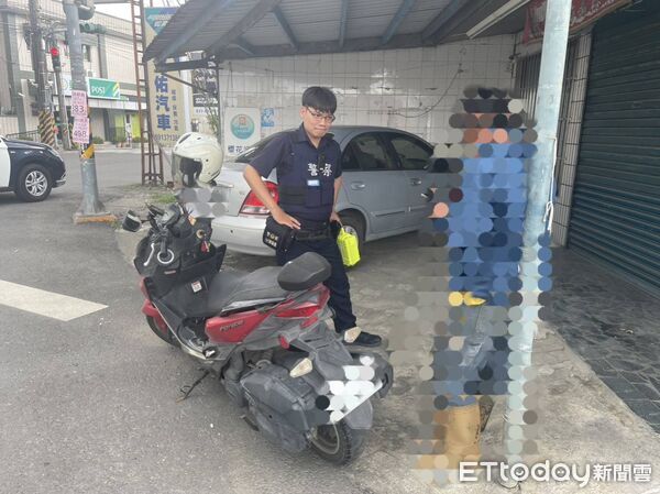 ▲東港警方嚴查未戴安全帽與闖紅燈違規。（圖／記者陳崑福翻攝）