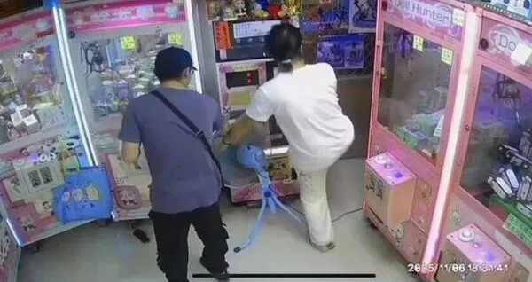 ▲網紅「吃屎哥」游兆霖在平鎮區經營娃娃店，6日晚間遭2名男子闖入破壞，還撒了一地啤酒。（圖／翻攝自《「吃屎哥」》臉書）