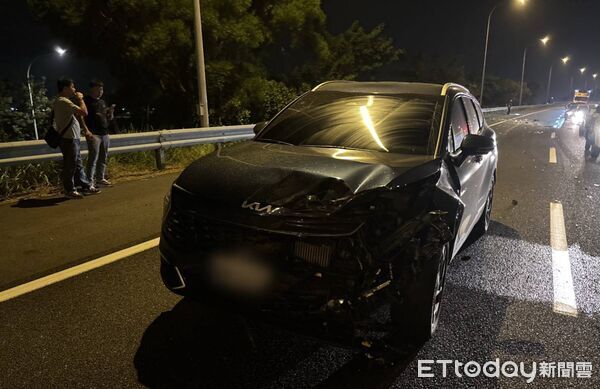 ▲▼國道3號南向322.8公里柳營路段，昨（7）日晚間有不明車輛沿途掉落金屬物品，造成17輛自小客車閃避不及輾壓             。（圖／記者林東良翻攝）