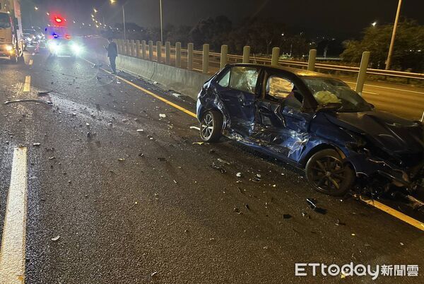 ▲▼國道3號南向322.8公里柳營路段，昨（7）日晚間有不明車輛沿途掉落金屬物品，造成17輛自小客車閃避不及輾壓             。（圖／記者林東良翻攝）