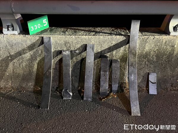 ▲▼國道3號南向322.8公里柳營路段，昨（7）日晚間有不明車輛沿途掉落金屬物品，造成17輛自小客車閃避不及輾壓             。（圖／記者林東良翻攝）