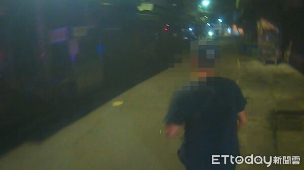 ▲▼揹負2條通緝的男子半夜狂奔500公尺逃命，躲在車底仍被警揪出。（圖／民眾提供，下同）