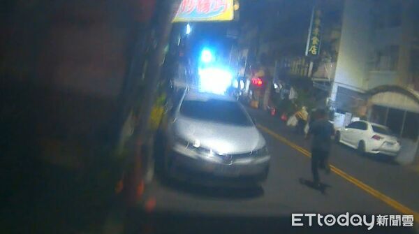 ▲▼揹負2條通緝的男子半夜狂奔500公尺逃命，躲在車底仍被警揪出。（圖／民眾提供，下同）