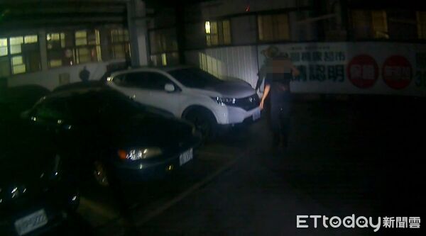 ▲▼揹負2條通緝的男子半夜狂奔500公尺逃命，躲在車底仍被警揪出。（圖／民眾提供，下同）