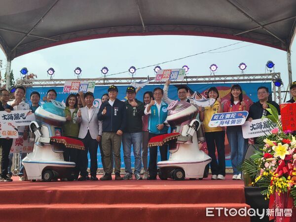 ▲高雄市長陳其邁以及準市長擬參選人一同出席彌陀漁港活動             。（圖／記者吳奕靖翻攝）