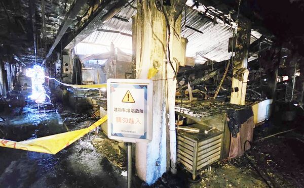 ▲桃園南門市場大火後進入第三天，現場仍封鎖進行火災鑑識與安全、結構評估。（圖／市府經發局提供）