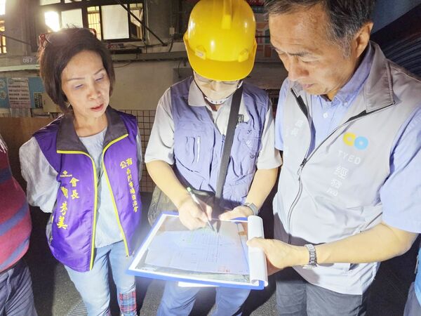 ▲桃園南門市場大火，經發局長張誠昨天會同南門市場公有市場攤商自治會人員與火險公司人員在火場進行評估與確認保險理賠範圍確認。（圖／市府經發局提供）